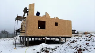 Haus nach Projekt „Jessentuki 8x8“, Dorf Kadnikovo: Wandmontage