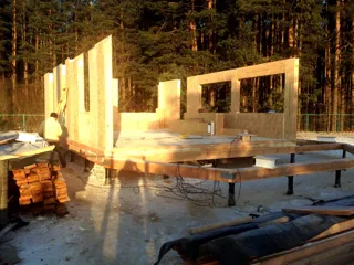 Haus nach individuellem Entwurf, Strunino: Wandmontage