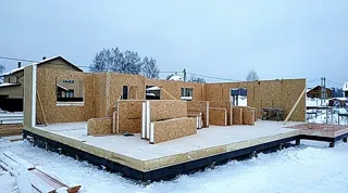 Eingeschossiges Haus nach Projekt „Sabawa“, Dorf Dyakovo: Wandmontage