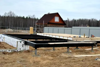 Haus nach Projekt „Slawjanka mini + Garage“, Siedlung Tunoshna: Fundament und Grundrahmen