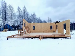 Haus nach Projekt „Jaroslawl“, Dorf Karmanovo: Wandmontage