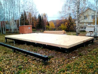 Haus nach Projekt „Mistika - S2.5“, Gartengemeinschaft SNT „Koltschugino“: Boden aus SIP-Paneelen auf Höhe 0