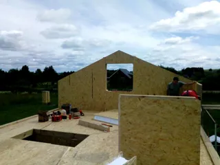 Haus nach Projekt „Ermak“, Siedlung Belavino: Wandmontage