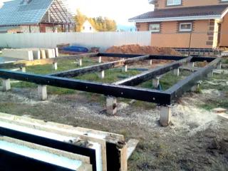 Özel projeye göre ev, Suzdal: temel ve alt bağlama kirişi