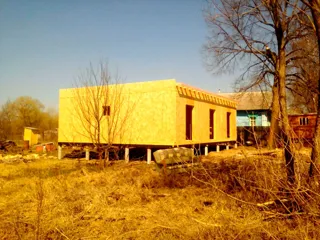 Haus nach Projekt „Mistika - E2.8“, Dorf Kurdumovo: Wandmontage