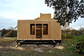 Haus nach Projekt „Solo“, Siedlung Vichuga: Wandmontage