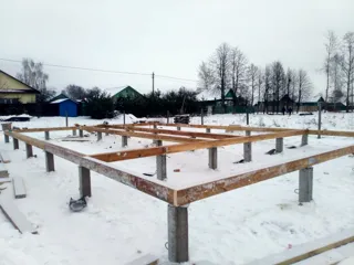 86,7 m² house built to a custom design, Shuya: foundation and sill strapping