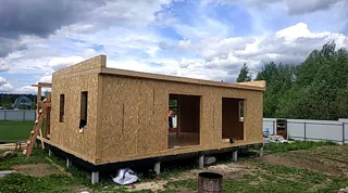 Haus nach Projekt „Mistika - S2.8“, Dorf Kukarino: Terrasse und Eingangsbereich