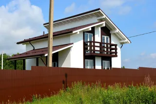 Haus nach Projekt „Fantasija“, Siedlung Plotina: Fassadenverkleidung