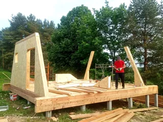 “A-Frame 57” projesine göre ev, Poddubnovo köyü: duvar montajı