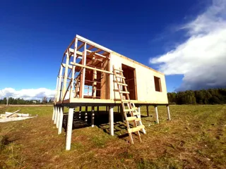 Haus nach individuellem Entwurf, Dorf Turovo: Wandmontage