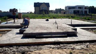 “Brest” projesine göre ev, Zemlyanichnaya Polyana kasabası: temel ve alt bağlama kirişi