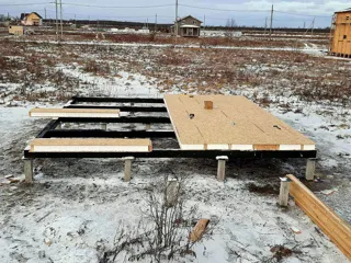 Haus nach Projekt „Metschta pl.4“, Siedlung Pervyy: Fundament und Grundrahmen