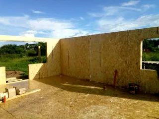 Haus nach Projekt „Ermak“, Siedlung Belavino: Wandmontage