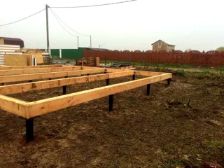 Haus nach Projekt „Stil 108“, Siedlung Yaroslavka: Fundament und Grundrahmen
