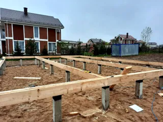 Haus nach individuellem Projekt, Siedlung Severnyy: Fundament und Grundrahmen