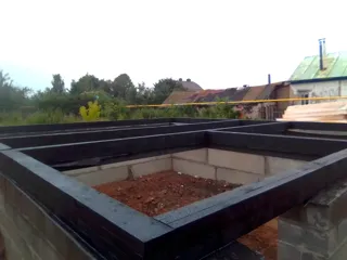 Haus nach Projekt „Majak“, Kineshma: Fundament und Grundrahmen