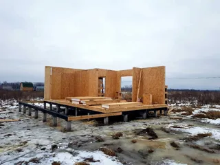 Haus nach Projekt „Mistika-S 2.8“, Region Jaroslawl: Boden und Wände aus SIP-Paneelen