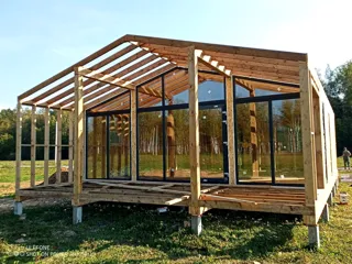 Haus nach Projekt „Barnhouse 65“, Dorf Kryukovo: Terrasse und Eingangsbereich