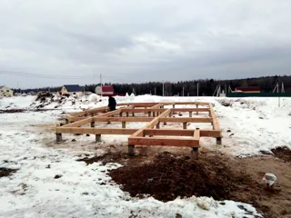 Banja, Projekt „Florida“, Dorf Balabanovo: Fundament und Bodenrahmen
