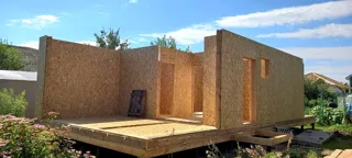 Custom-design house, Rodniki: wall assembly
