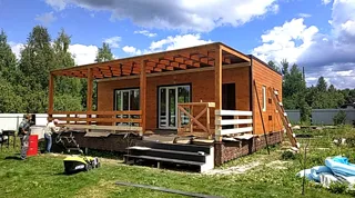 Haus nach Projekt „Mistika - S2.8“, Dorf Kukarino: Terrasse und Eingangsbereich