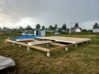 “Barnhouse 76.1” projesine göre ev, Strelnikovo köyü: 0 kotunda SIP panel zemin