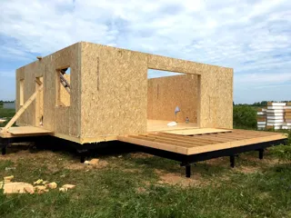 Haus nach Projekt „Jessentuki 8x8“, Siedlung Pervyy: Wandmontage