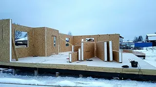 Eingeschossiges Haus nach Projekt „Sabawa“, Dorf Dyakovo: Wandmontage