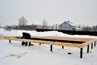 Haus nach Projekt „Radoniza“, Dorf Kadnikovo: Fundament und Grundrahmen
