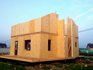 Haus nach individuellem Entwurf, Siedlung Pervyy: Wandmontage