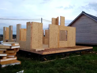 Haus nach individuellem Entwurf, Siedlung Pervyy: Wandmontage