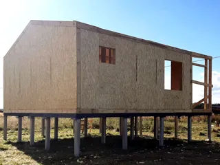 Haus nach individuellem Entwurf, Dorf Turovo: Wandmontage