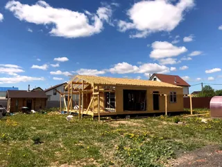 “Barnhouse 76.1” projesine göre ev, Leningrad bölgesi: duvar montajı