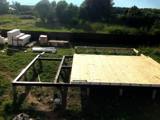 Garage nach Projekt „Saretsche“, Dorf Chirikovo: Boden aus SIP-Paneelen auf Höhe 0