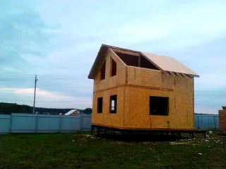 Haus nach Projekt „Amelija“, Dorf Gavshino: Obergeschoss und Dachgeschoss