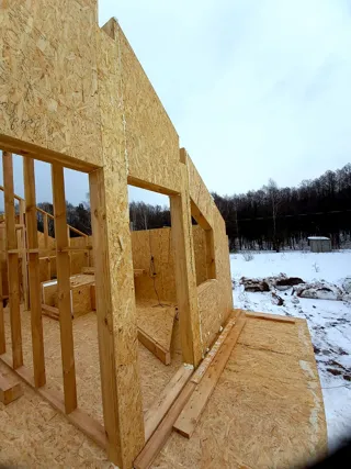 Haus nach Projekt „Sawuschka“, Dorf Khorlovo: Wandmontage