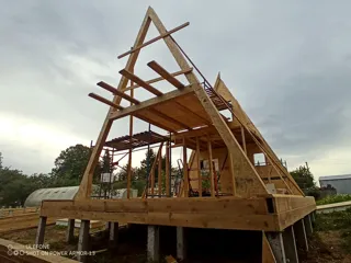 “A-Frame 57” projesine göre ev, Poddubnovo köyü: duvar montajı