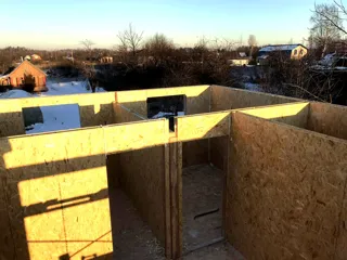 House based on the “Slavyanskiy Skit” design, Kadnikovo village: wall assembly