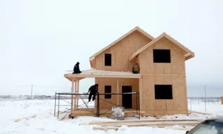 Haus nach Projekt „Michigan mini“, Kostroma: Dach und Eingangsbereich