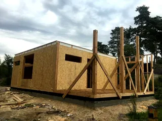 Haus nach individuellem Entwurf, Siedlung Brigadnoe: Wandmontage