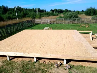 “Barnhouse 76.1” projesine göre 100 m² ev, Rodniki: 0 kotunda SIP panel zemin