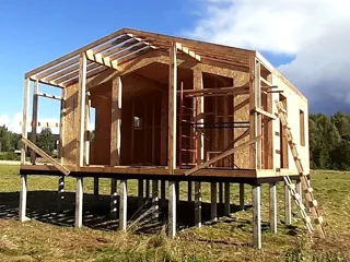 Haus nach individuellem Entwurf, Dorf Turovo: Wandmontage