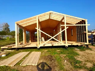 Showroom Barnhouse 76.3 in Kostroma: Dach- und Terrassenkonstruktion