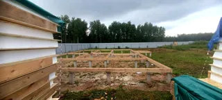 Haus nach individuellem Entwurf: Fundament und Grundrahmen