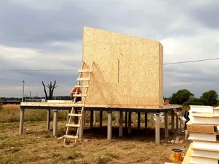 Haus nach individuellem Entwurf, Dorf Turovo: Wandmontage