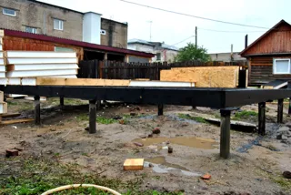 Haus nach individuellem Projekt, Siedlung Pestyaki: Fundament und Grundrahmen