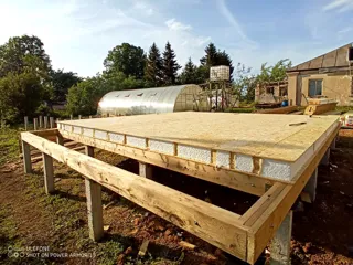 “A-Frame 57” projesine göre ev, Poddubnovo köyü: 0 kotunda SIP panel zemin