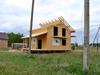 Haus nach Projekt „Fantasija“, Siedlung Plotina: Wandmontage