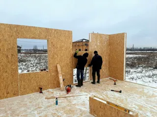 Haus nach Projekt „Metschta pl.4“, Siedlung Pervyy: Wandmontage